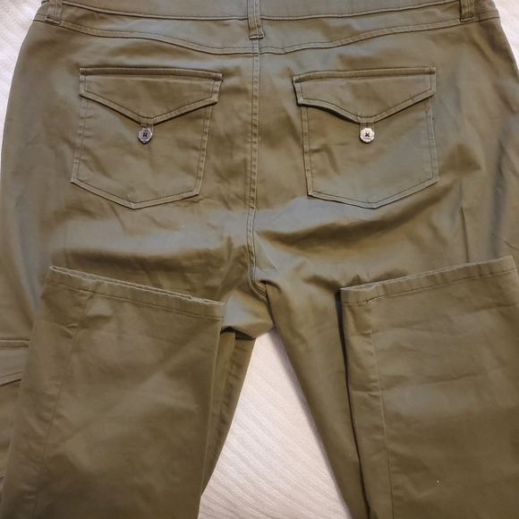 Army green Lee stretch cargo pants. Mid rise Size 20W. Inseam 30 - Picture 2 of 5